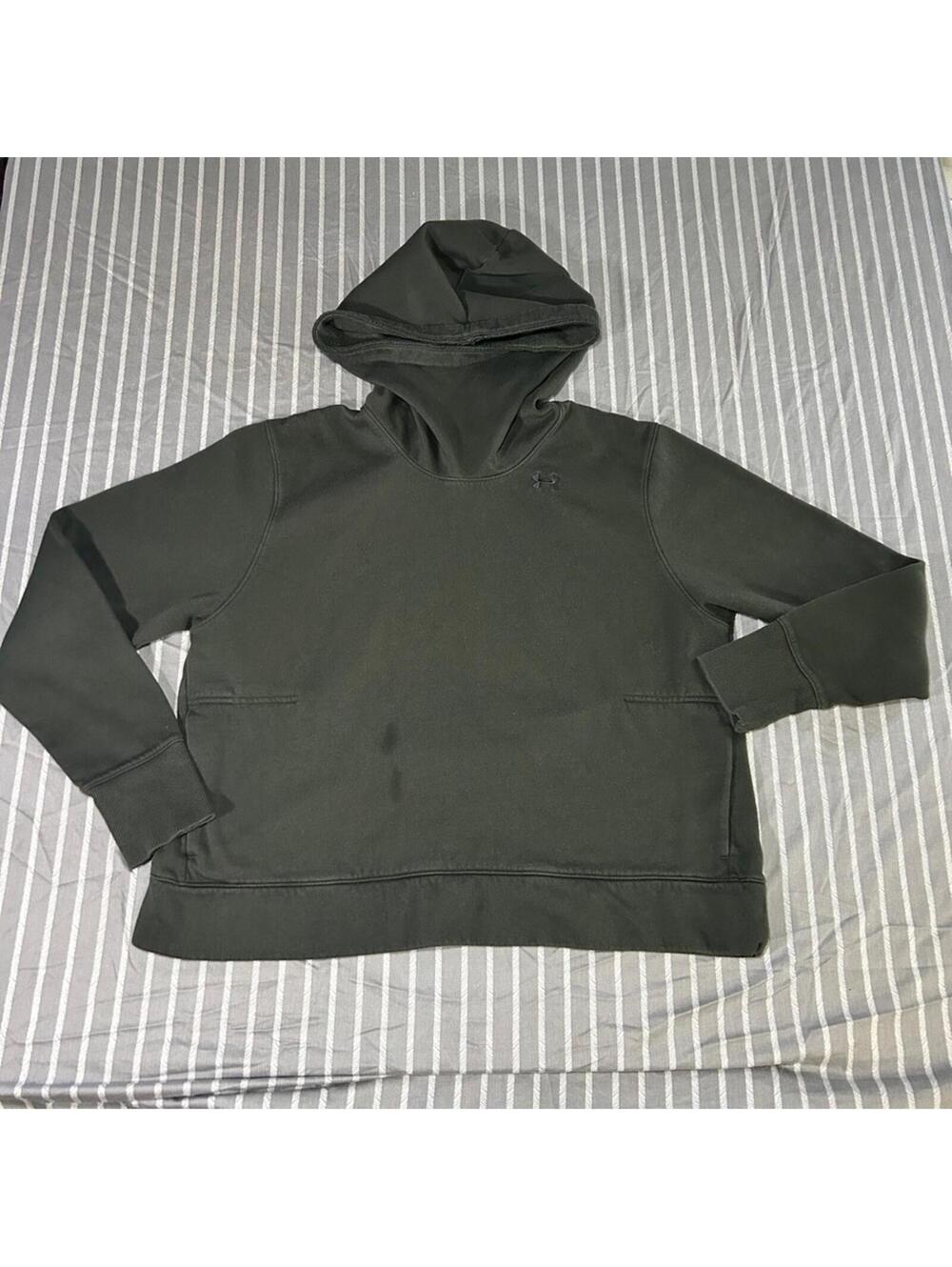 under armour womens hoodie forest Green 2XL has spot on front